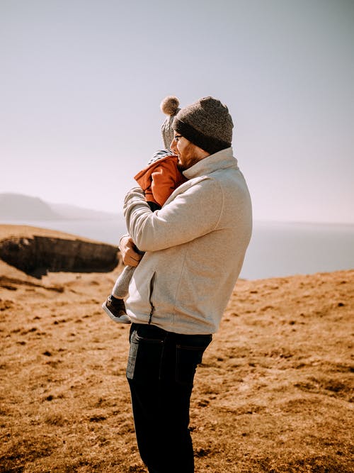 Un père et son fils. | Photo : Pexels