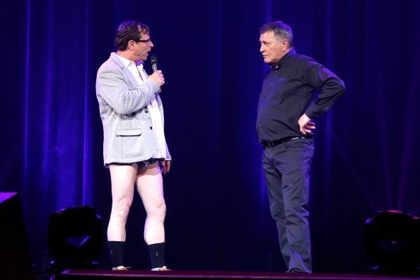 François Rollin se produit lors du One Man Show de la fête des 60 ans de Bigard.|Photo : Getty Images. François Rollin se produit lors du One Man Show de la fête des 60 ans de Bigard.|Photo : Getty Images.