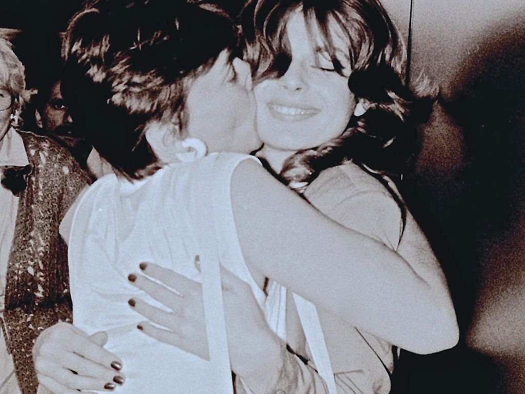 Ruth Brigitte Tocki begrüsst ihre Tochter Nastassja Kinski am Flughafen Berlin Tegel (Foto von Thierlein) I Quelle: ullstein bild via Getty Images