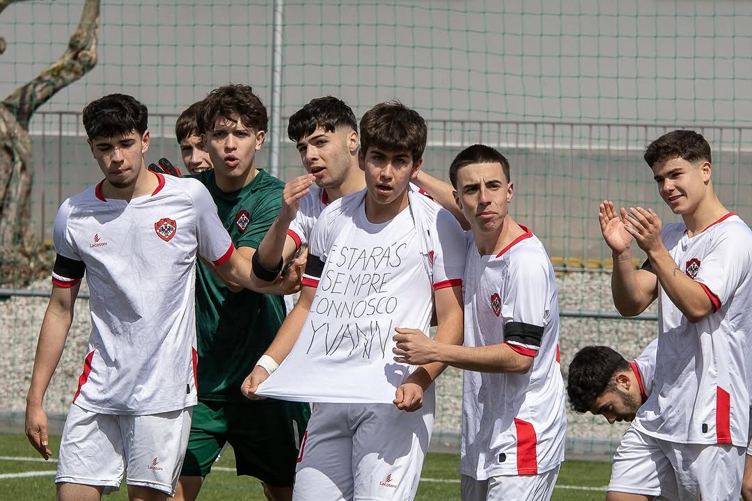 Oliveirense's team members show a t-shirt for Yvann Martins' tribute on March 23, 2025 | Source: Instagram/udoliveirense_sad