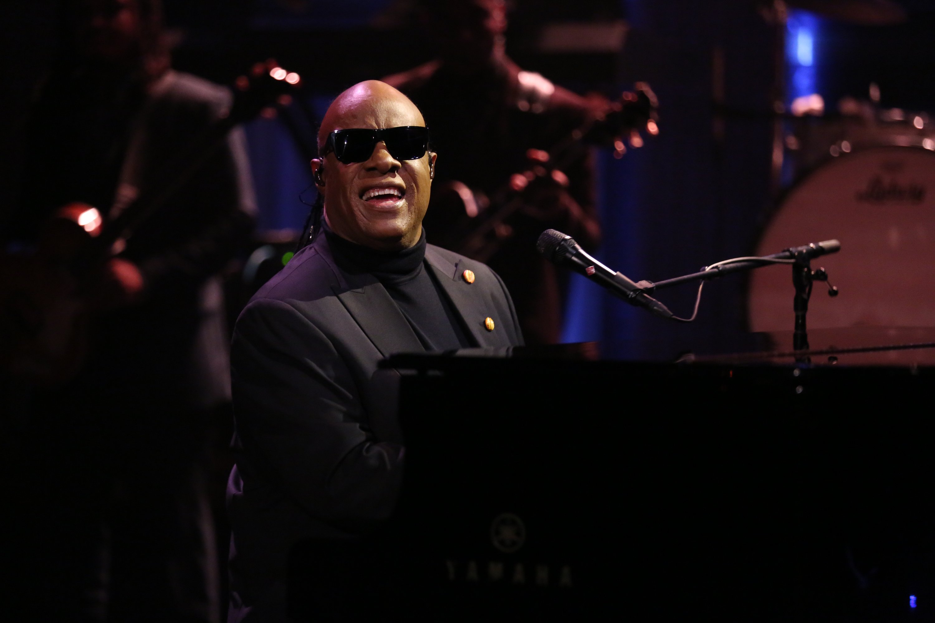Stevie Wonder se presenta con The Roots en "The Tonight Show Starring Jimmy Fallon" el 11 de enero de 2017. | Foto: Getty Images