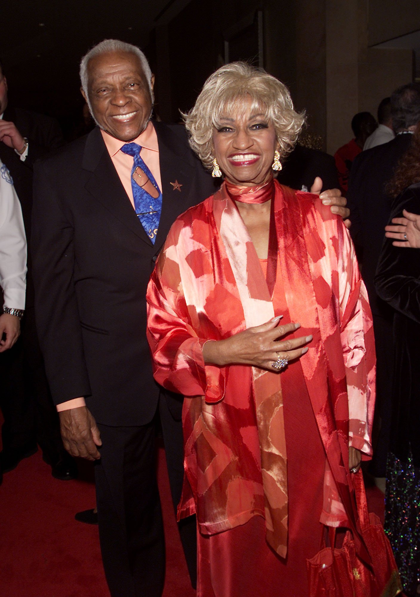 Celia Cruz (der) y su esposo Pedro Knight (izq) en el homenaje de la Academia de Música Latina a Julio Iglesias en Los Ángeles en 2001 || Fuente: Getty Images Celia Cruz (der) y su esposo Pedro Knight (izq) en el homenaje de la Academia de Música Latina a Julio Iglesias en Los Ángeles en 2001 || Fuente: Getty Images