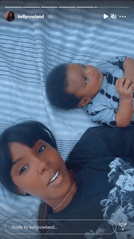 Kelly Rowland lying on a blanket with her son, Noah Weatherspoon. | Photo: instagram.com/kellyrowland