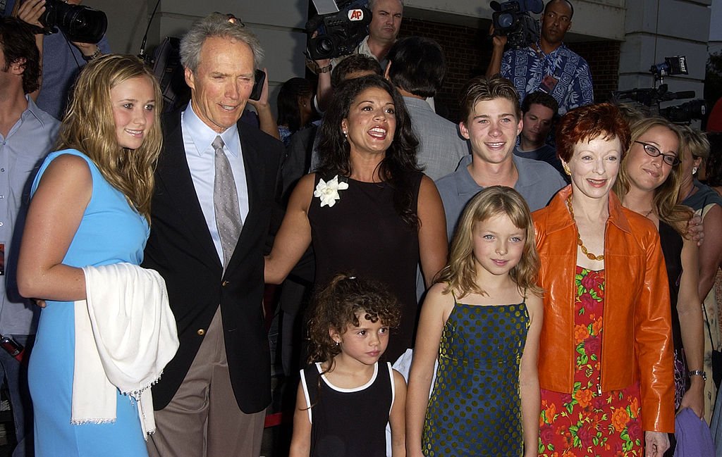Clint Eastwood, wife Dina, Frances Fisher & children Scott, Kathryn, Francesca & Morgan at "Bloodwork" premiere on August 06, 2002. | Photo: Getty Images