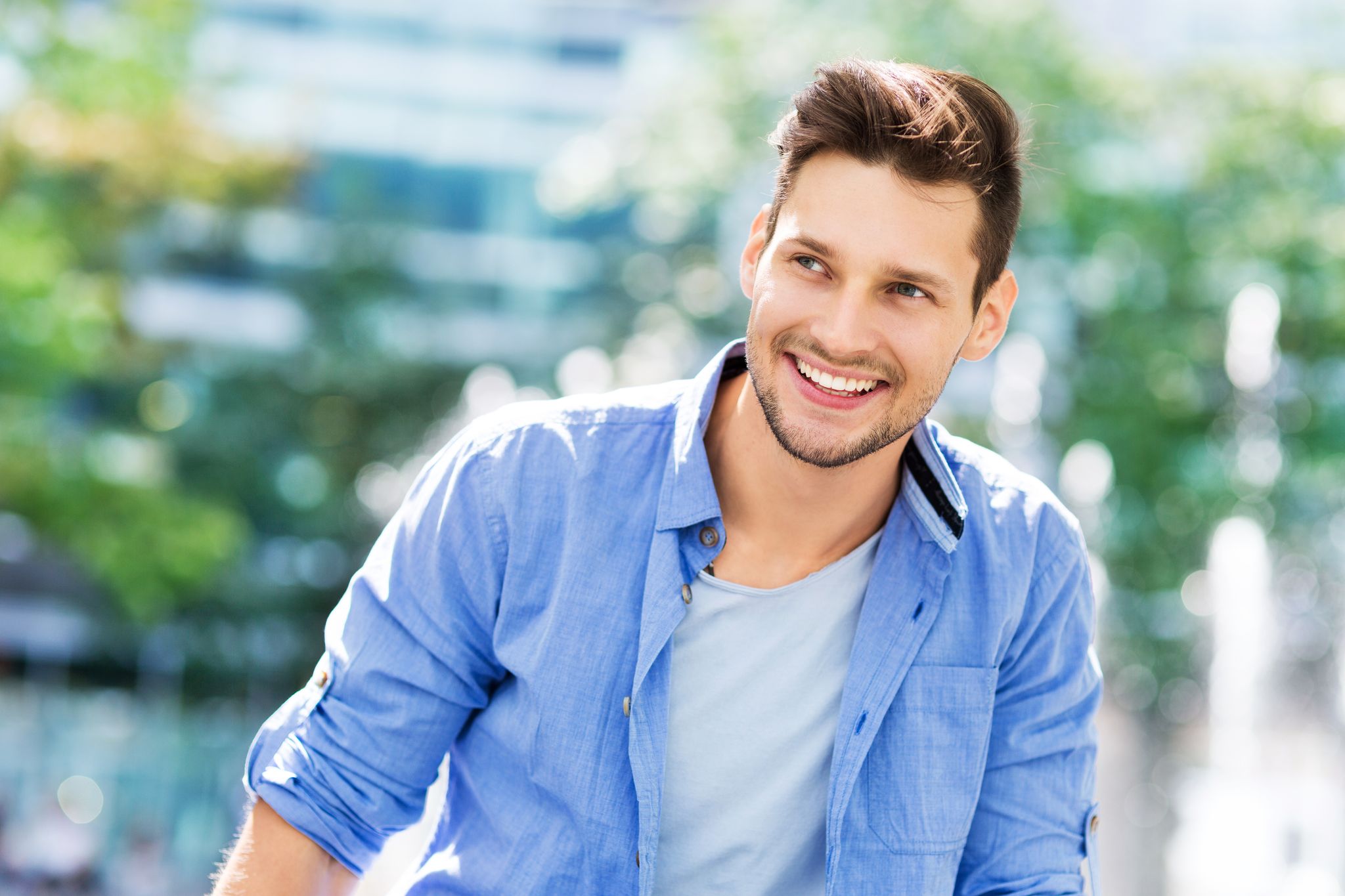 Un homme avec un grand sourire. l Source : Shutterstock
