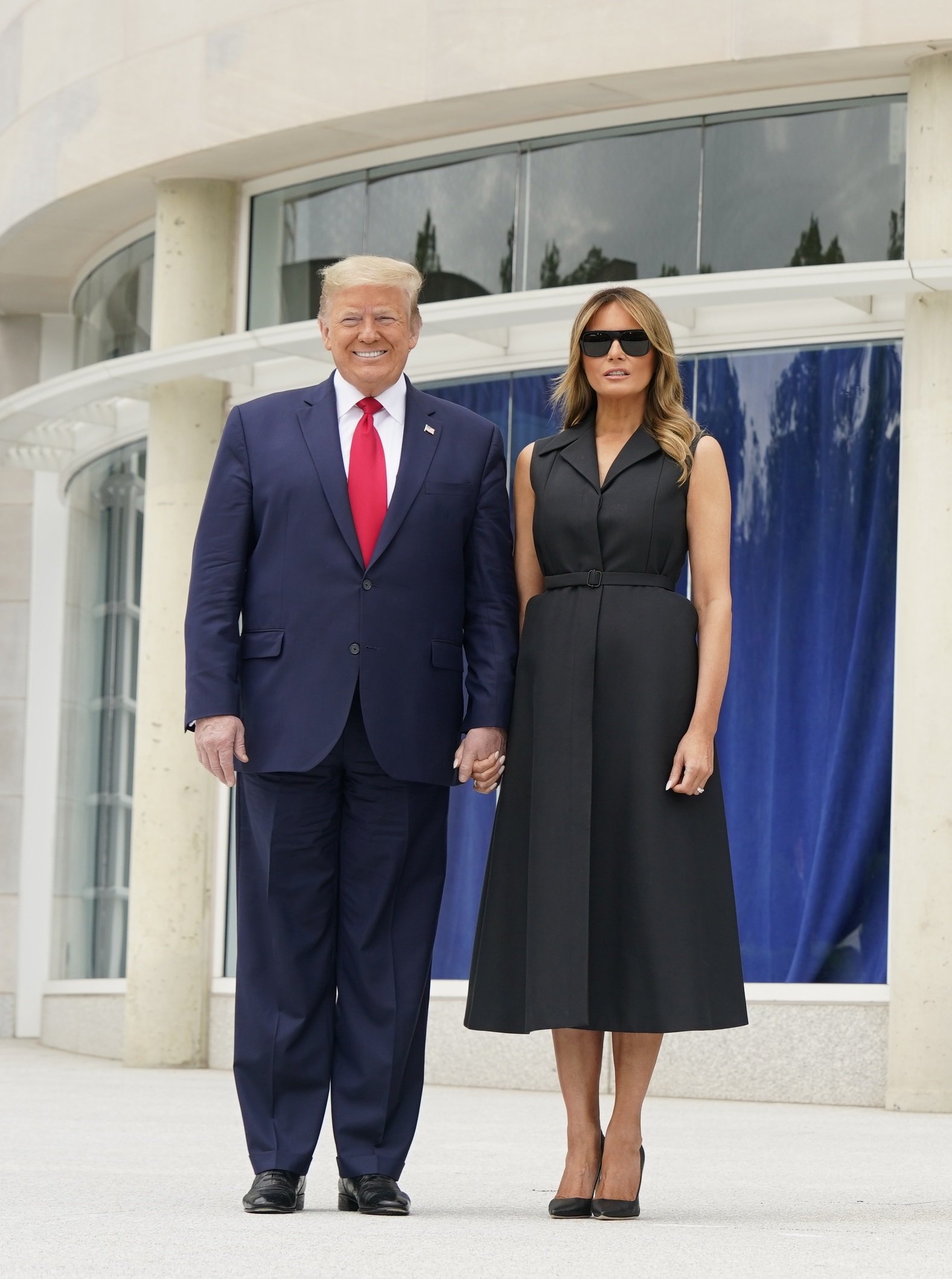 El presidente Trump sonríe a cámara mientras su mujer permanece seria. | Foto: Getty Images