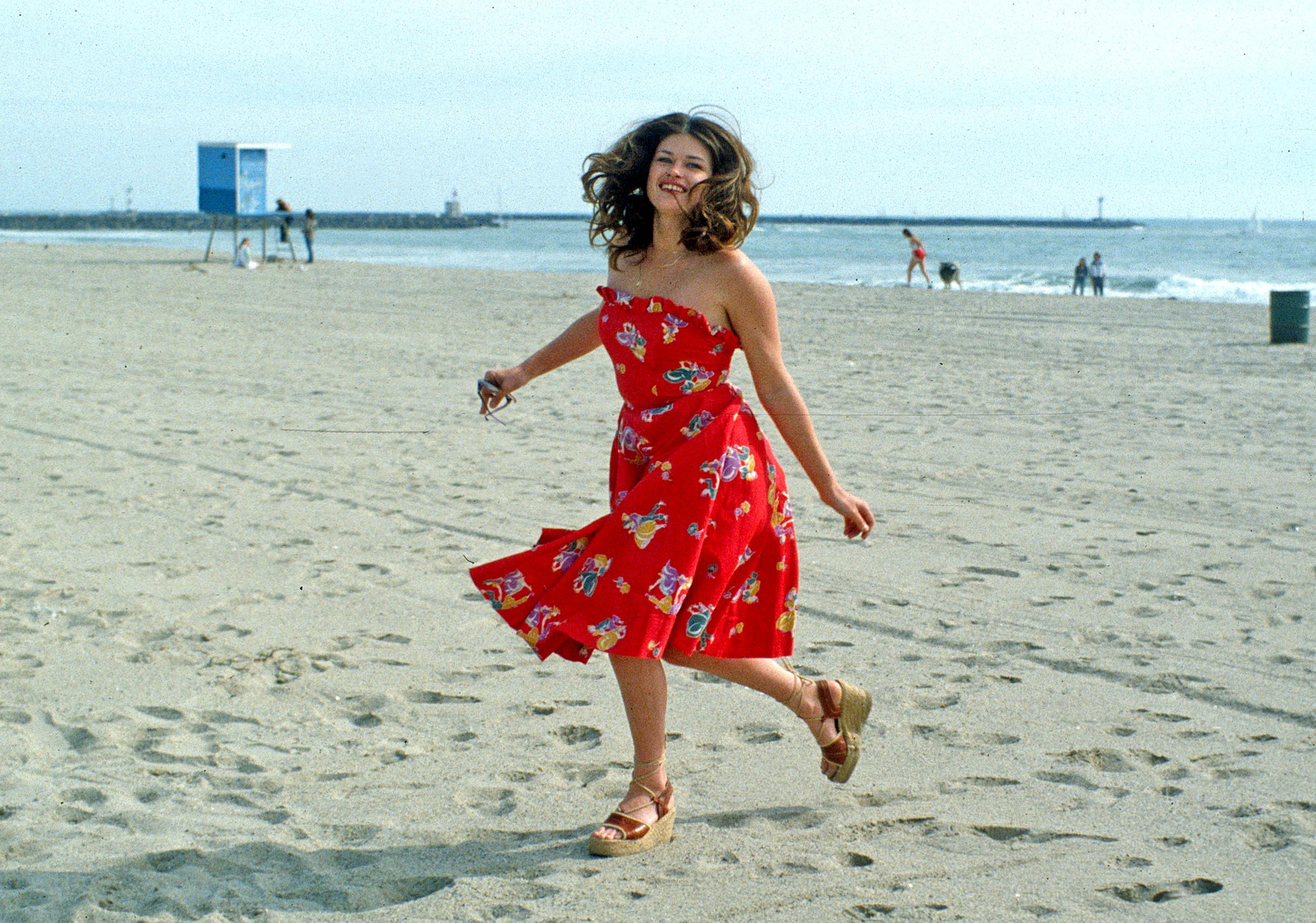 Jayne Marie Mansfield runs on Hollywood Beach on September 12, 1979, in Oxnard, California | Source: Getty Images