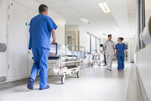 Krankenpfleger im Krankenhauskorridor | Quelle: Shutterstock