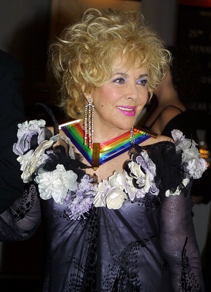 Elizabeth Taylor, one of the recipients of the 2002 Kennedy Center Honors, arrives for a reception on December 8, 2002, at the White House in Washington, D.C. | Source: Getty Images.