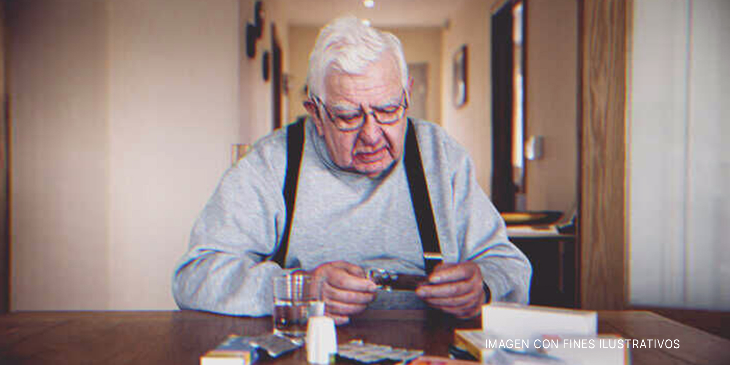 Anciano mirando su medicación. | Foto: Getty Images