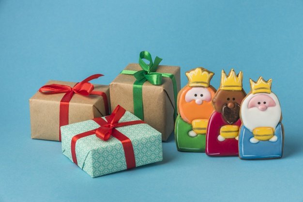 Tres regalos junto a figuras de los Reyes Magos. │Foto: Freepik