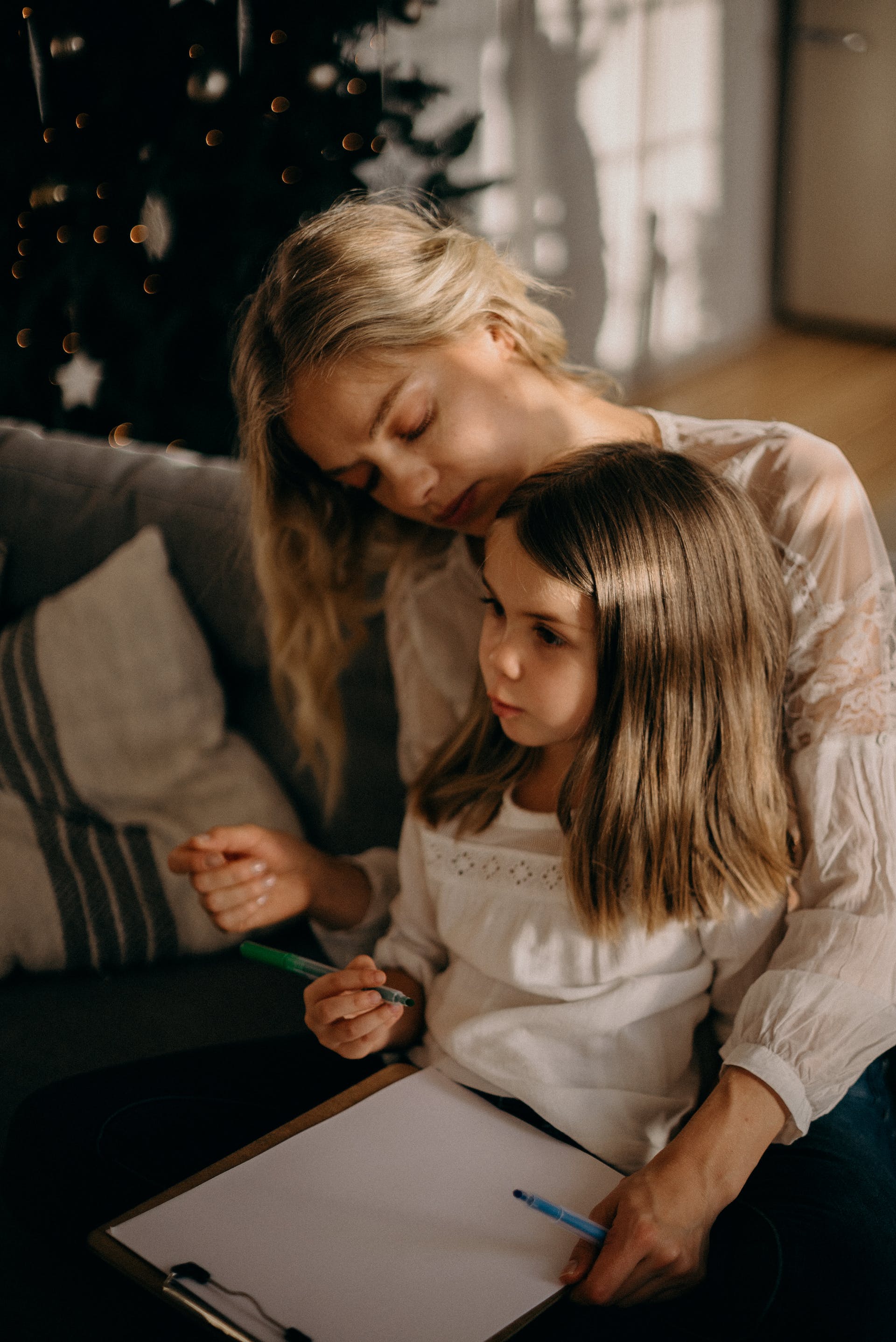 A woman sitting with a little girl | Source: Pexels