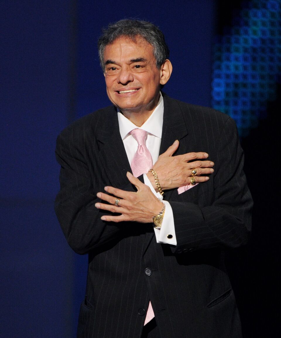 José José sobre el escenario mira al público con agradecimiento. | Foto: Getty Images José José sobre el escenario mira al público con agradecimiento. | Foto: Getty Images