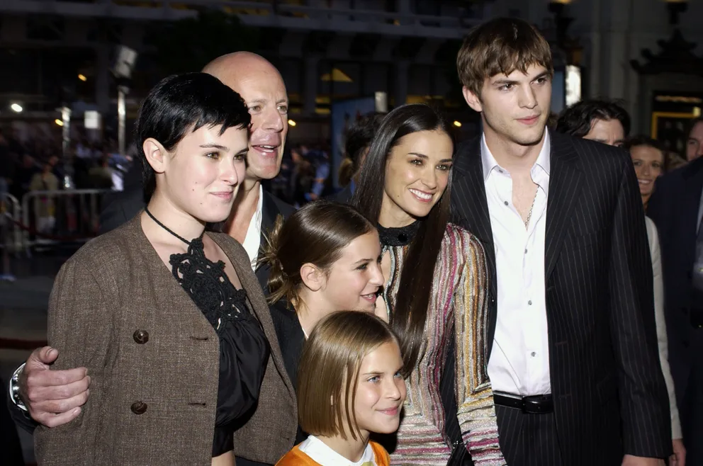 Bruce Willis, Ashton Kutcher, et Demi Moore avec leurs filles Rumer, Scout, et Tallulah à la première de "Charlie's Angels : Full Throttle" en 2003 | Source : Getty Images