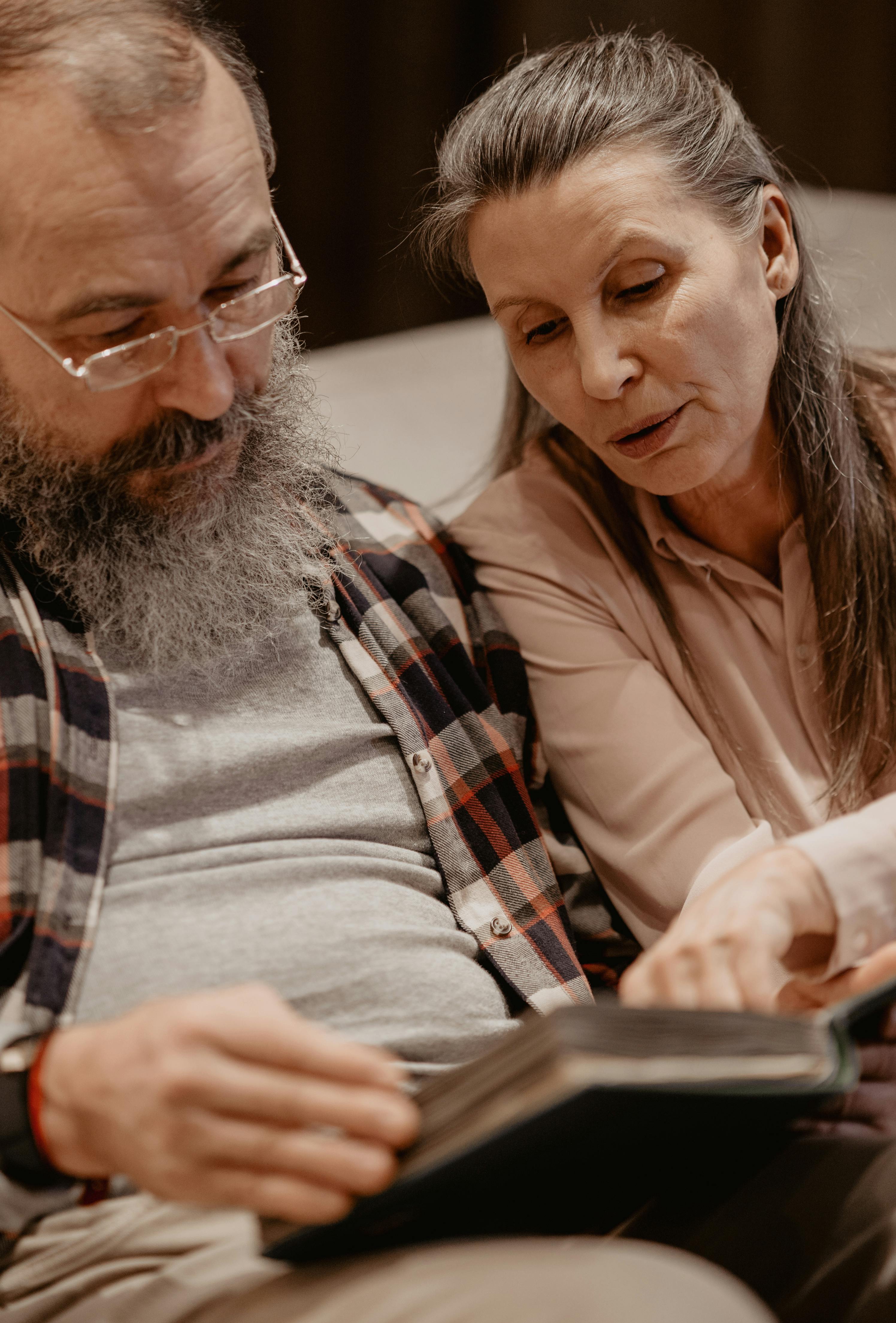 An older couple at home | Source: Pexels