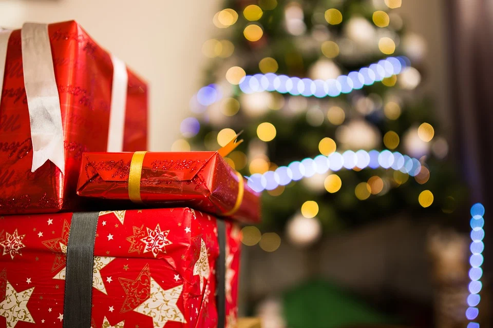 Regalos de navidad envueltos con papel rojo con estrellas doradas. | Foto: Pixabay