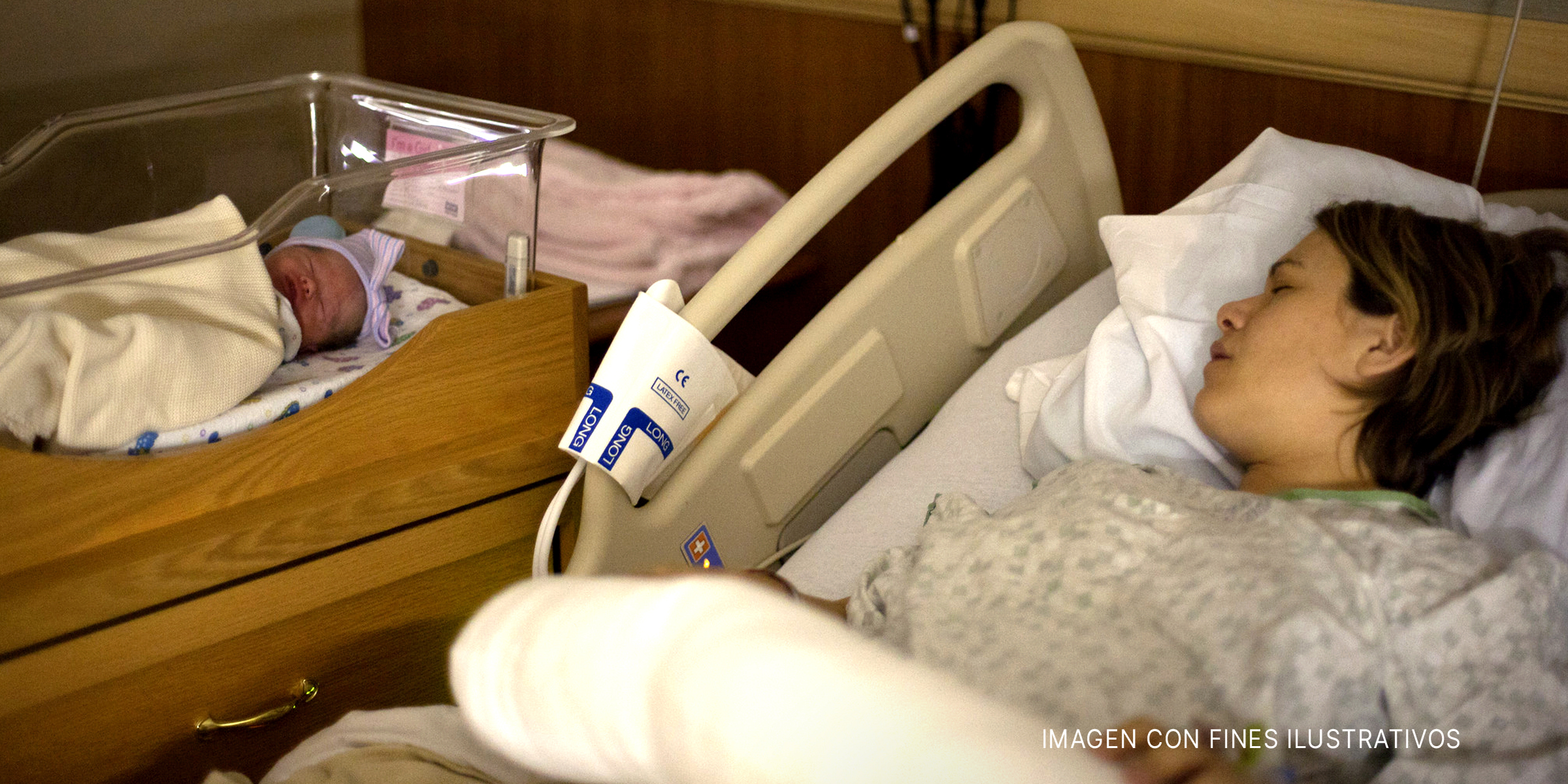 Madre y su bebé en un hospital | Foto: Flickr.com/Lars Plougmann (CC BY-SA 2.0)
