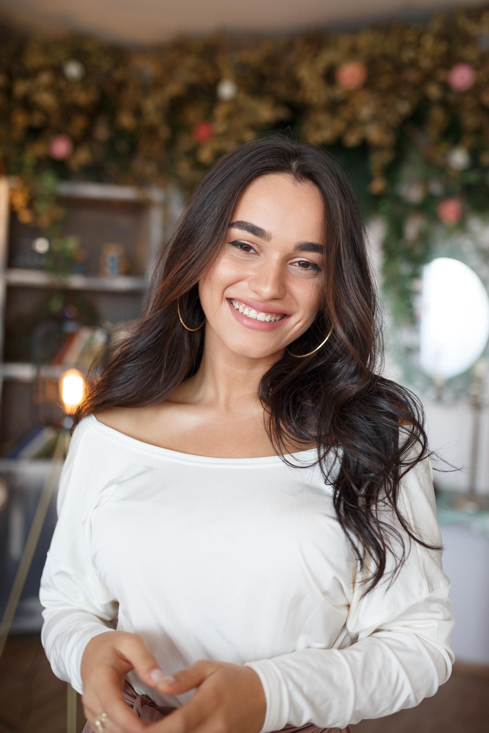 A smiling woman at a family dinner | Source: Freepik