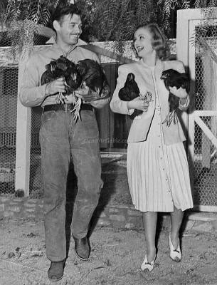 Clark Gable and Carole Lombard carrying chickens. | Source: Wikimedia Commons