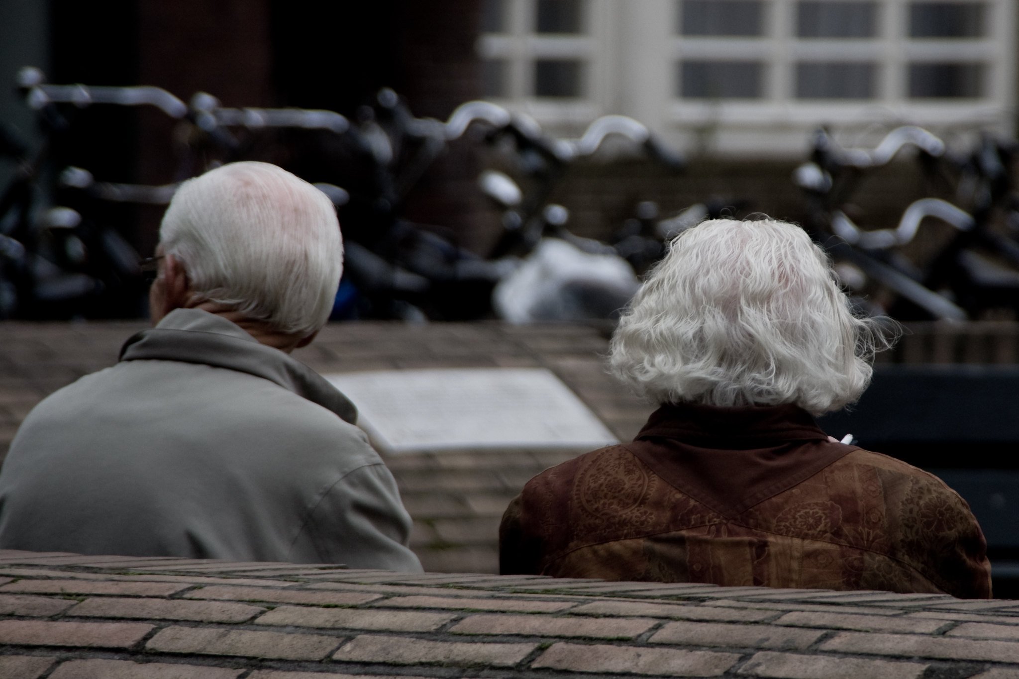 Pareja de ancianos sentada observando sus alrededores. | Foto: Flickr