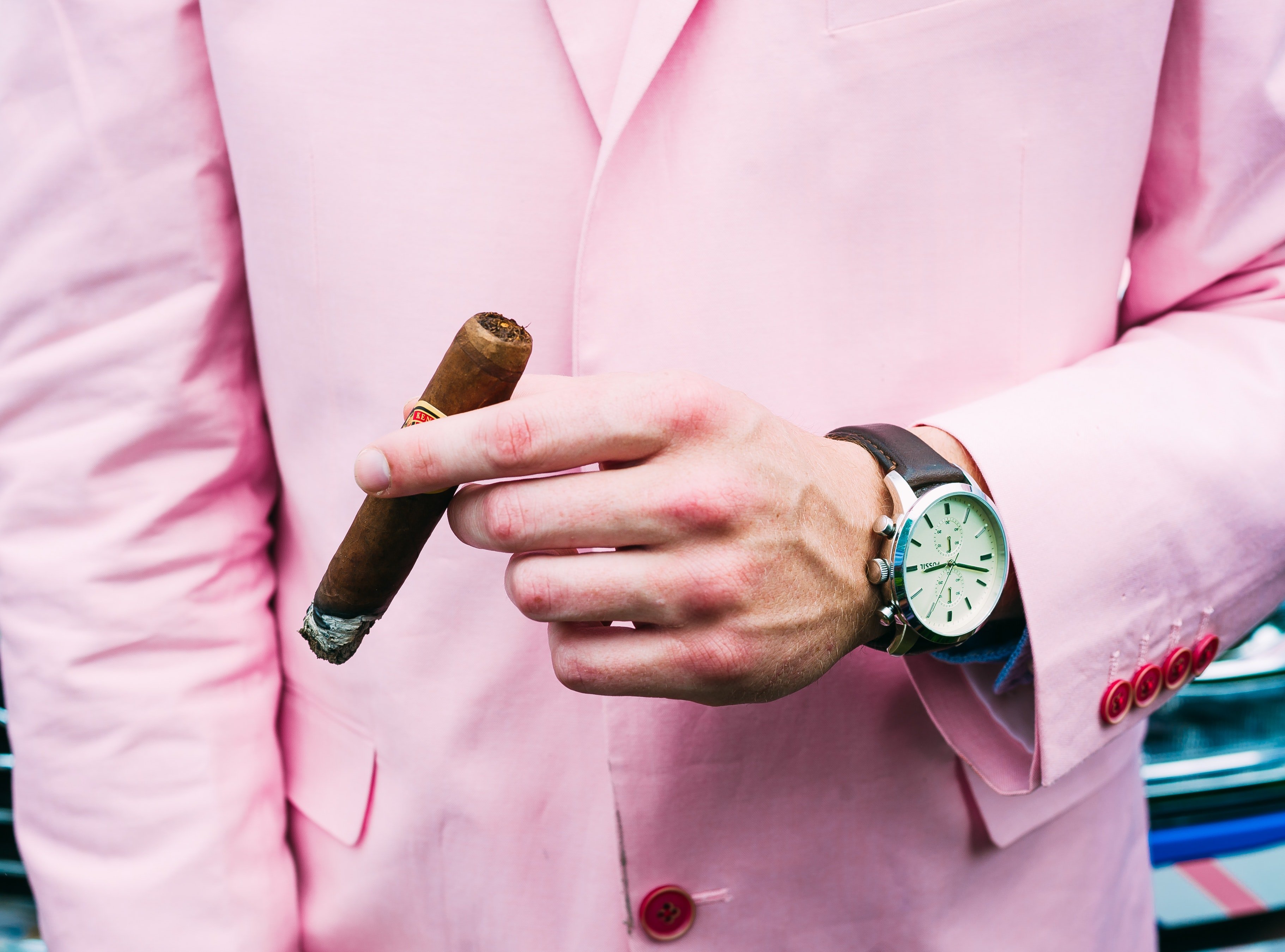 The clerk succeeded in selling off the ugly pink suit to one customer. | Photo: Pexels