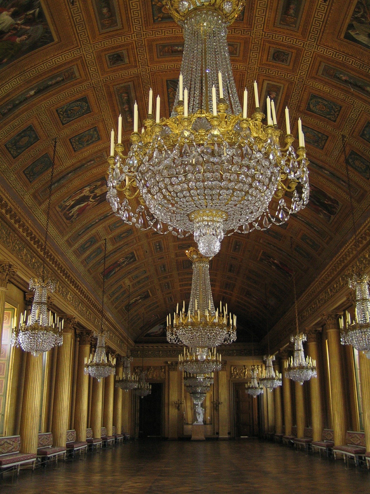 The ceiling was adorned with beautiful sparkling chandeliers. | Photo: Pixabay