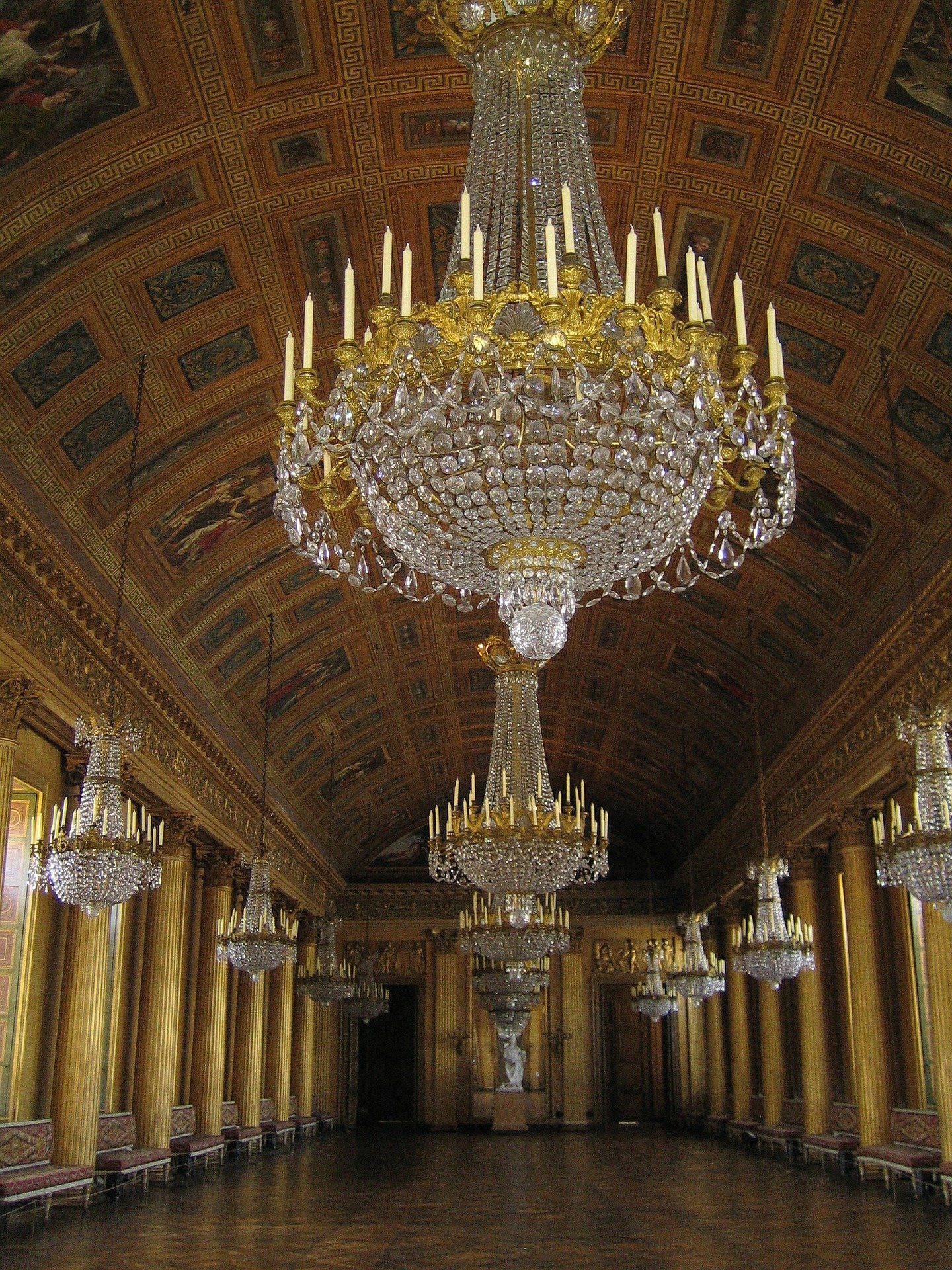 The ceiling was adorned with beautiful sparkling chandeliers. | Photo: Pixabay/Annemarie Bon