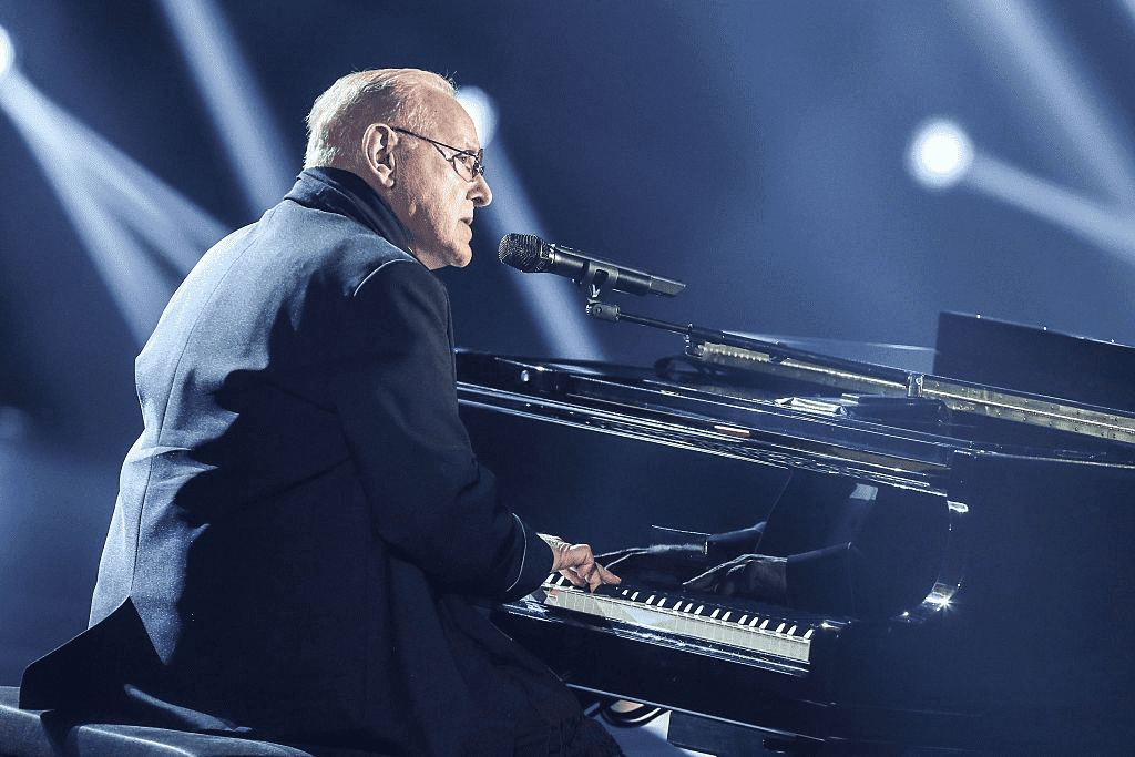 PARIS, FRANCE - 12 FÉVRIER : William Sheller se produit sur scène avant de recevoir la Victoire d'honneur sous les regards de Jeanne Cherhal, Louane et Véronique Sanson, "Les Victoires De La Musique" au Zénith le 12 février 2016 à Paris, France. | Photo : Getty Images