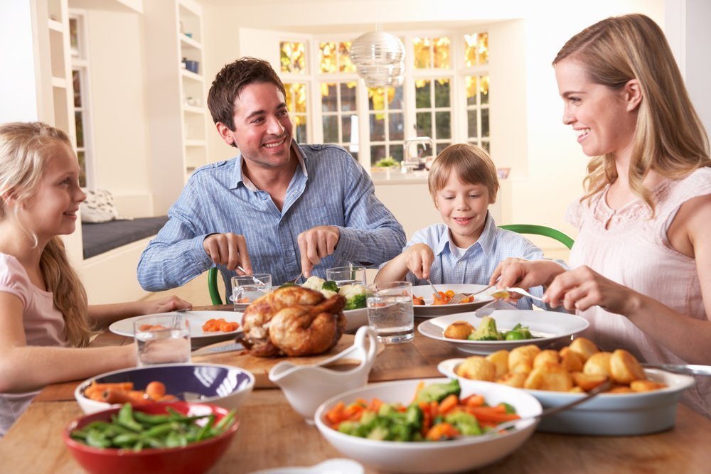 Happy family having dinner at home | Photo: Shutterstock