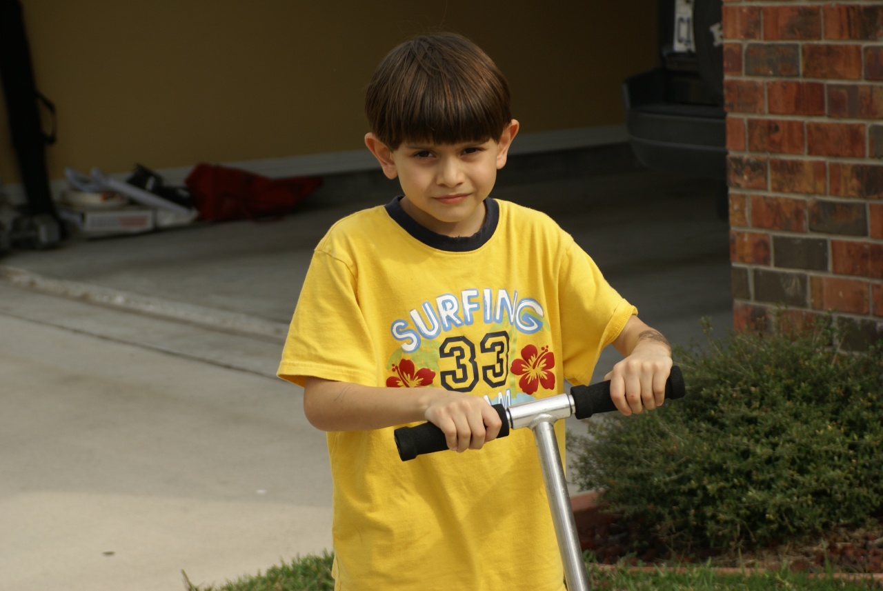 A young boy on a scooter | Source: Flickr