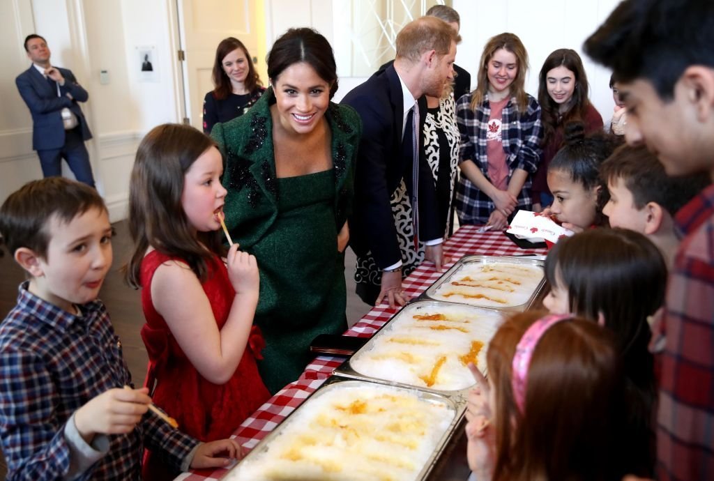 Meghan Markle avec des enfants canadiens lors du Jour du Commonwealth à la Maison du Canada à Londres | Photo : Getty Images