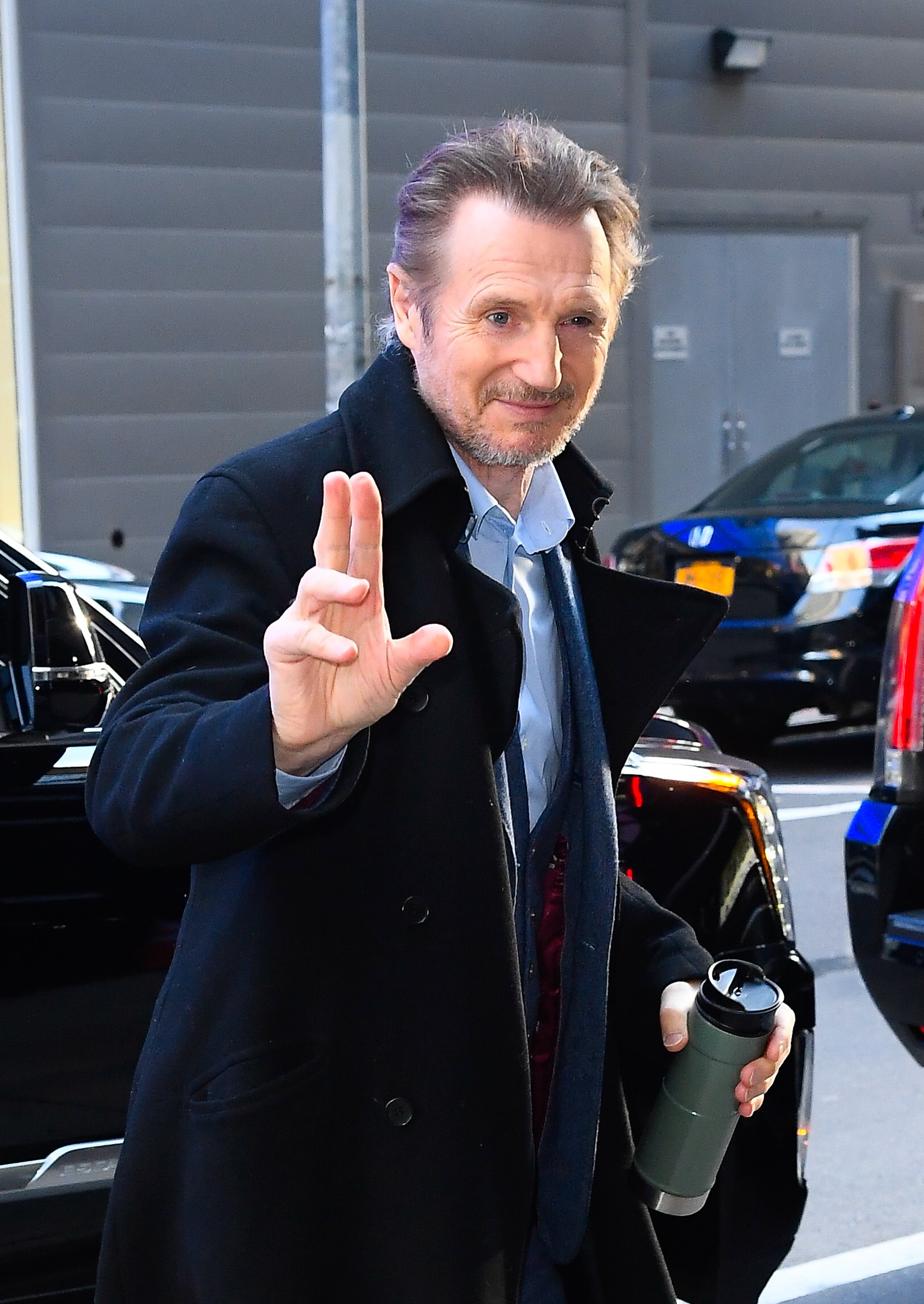 Liam Neeson en las afueras de los estudios de "Good Morning America", el 17 de febrero de 2020 en Nueva York. | Foto: Getty Images