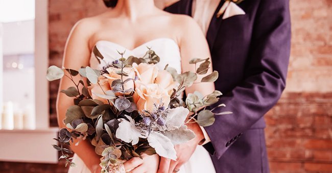 Husband and wife holding a bouquet on their wedding day | Photo:  unsplash.com/ohhbee