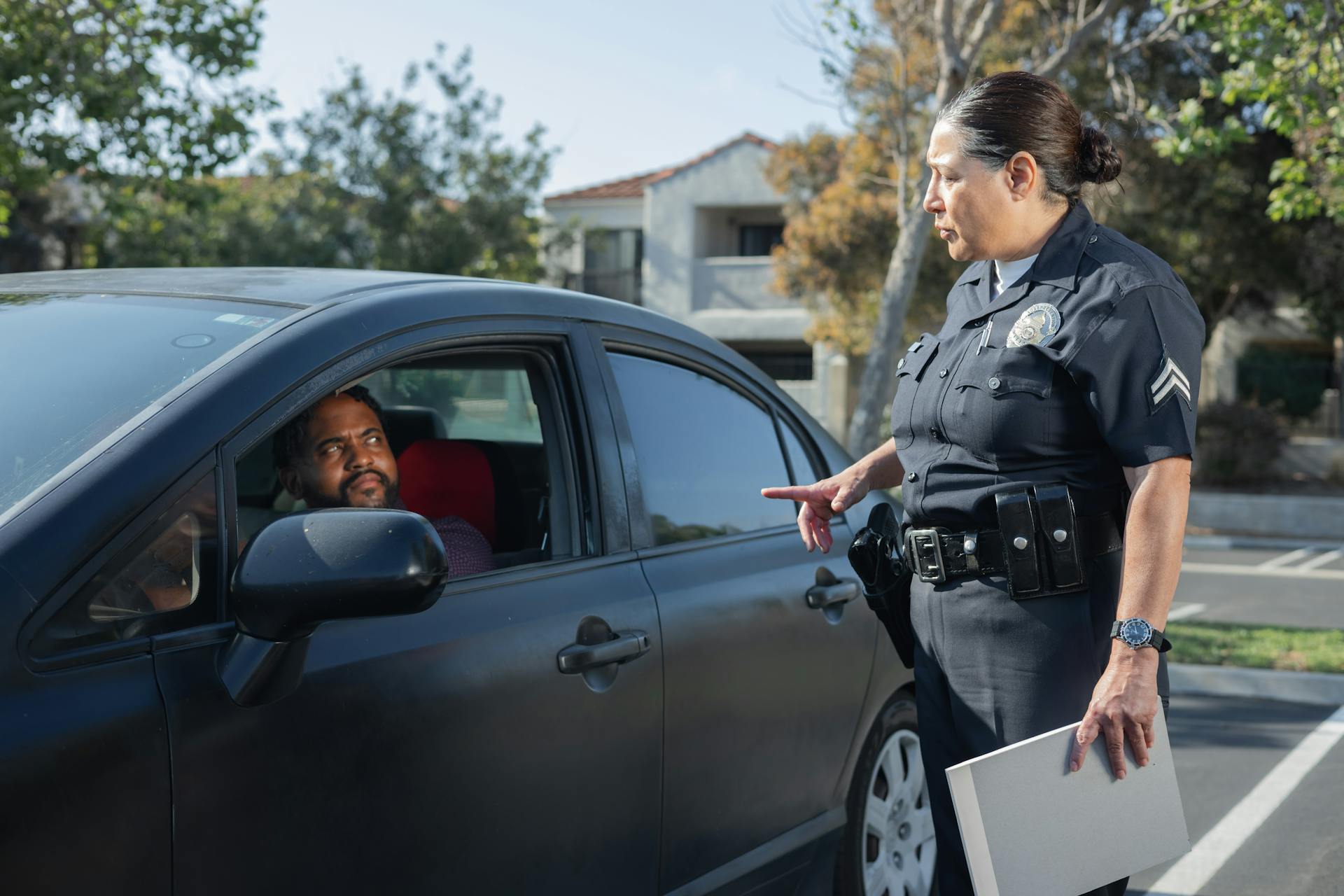 A police officer talking to a man driving a car | Source: Pexels