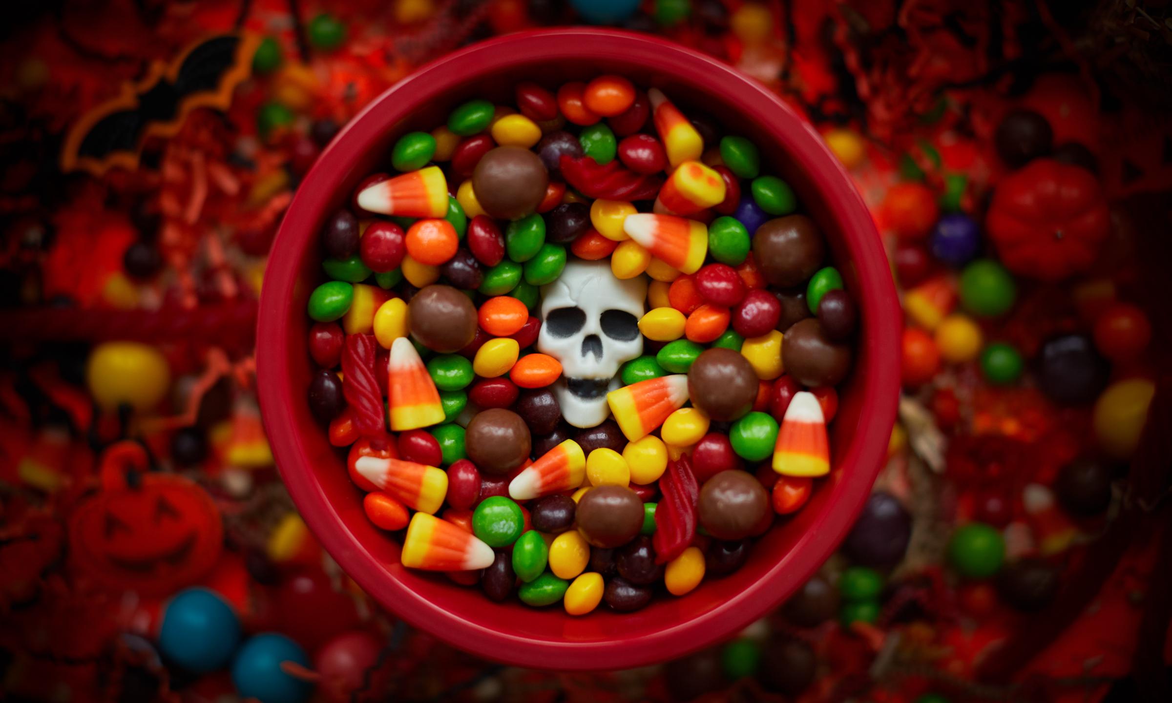 A bucket of Halloween candy | Source: Getty Images