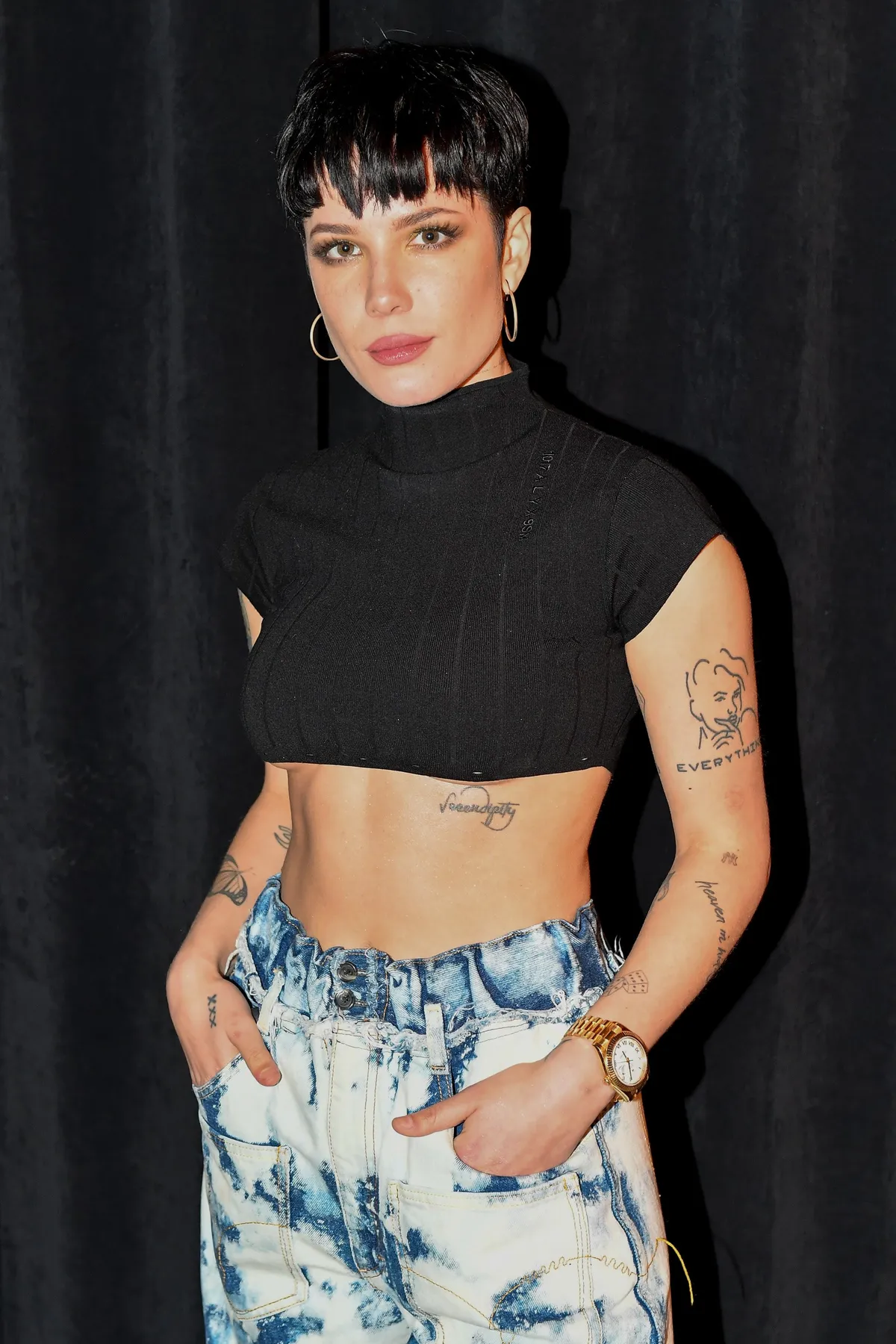 Halsey at the basketball match between the Los Angeles Lakers and Cleveland Cavaliers on January 13, 2020, in Los Angeles, California. | Photo: Getty Images