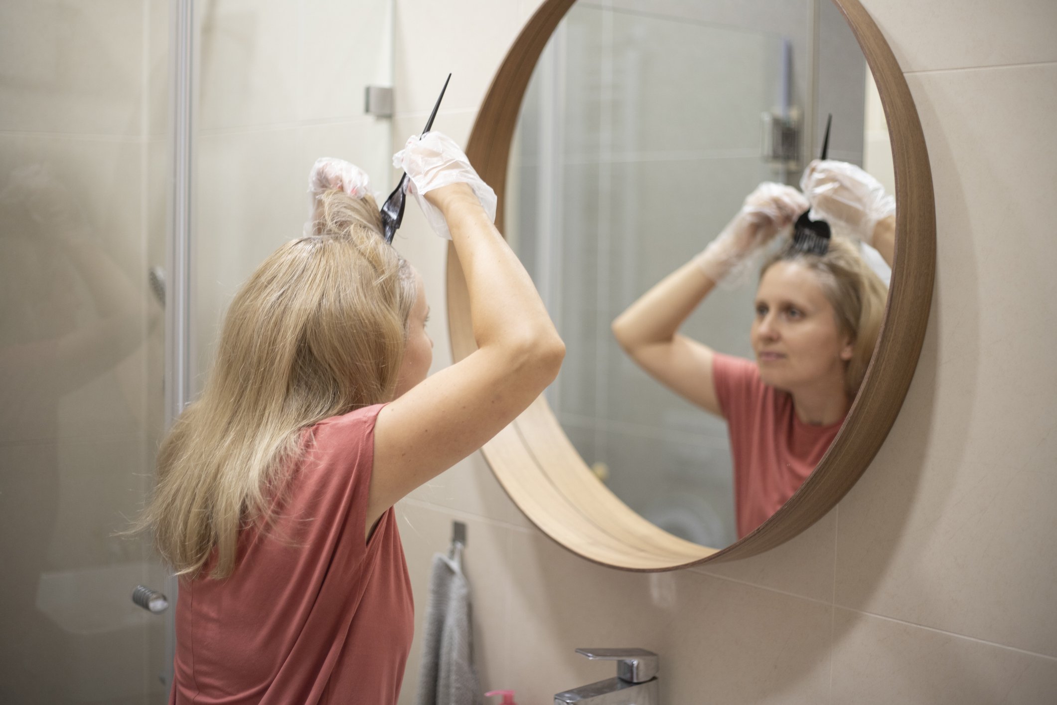 Une femme appliquant des teintures sur ses cheveux. | Photo : Getty Images Une femme appliquant des teintures sur ses cheveux. | Photo : Getty Images