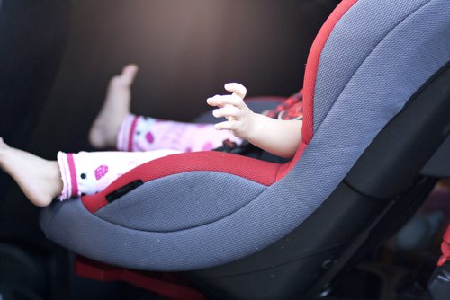 Bebé en asiento de seguridad de automóvil. | Foto: Shutterstock
