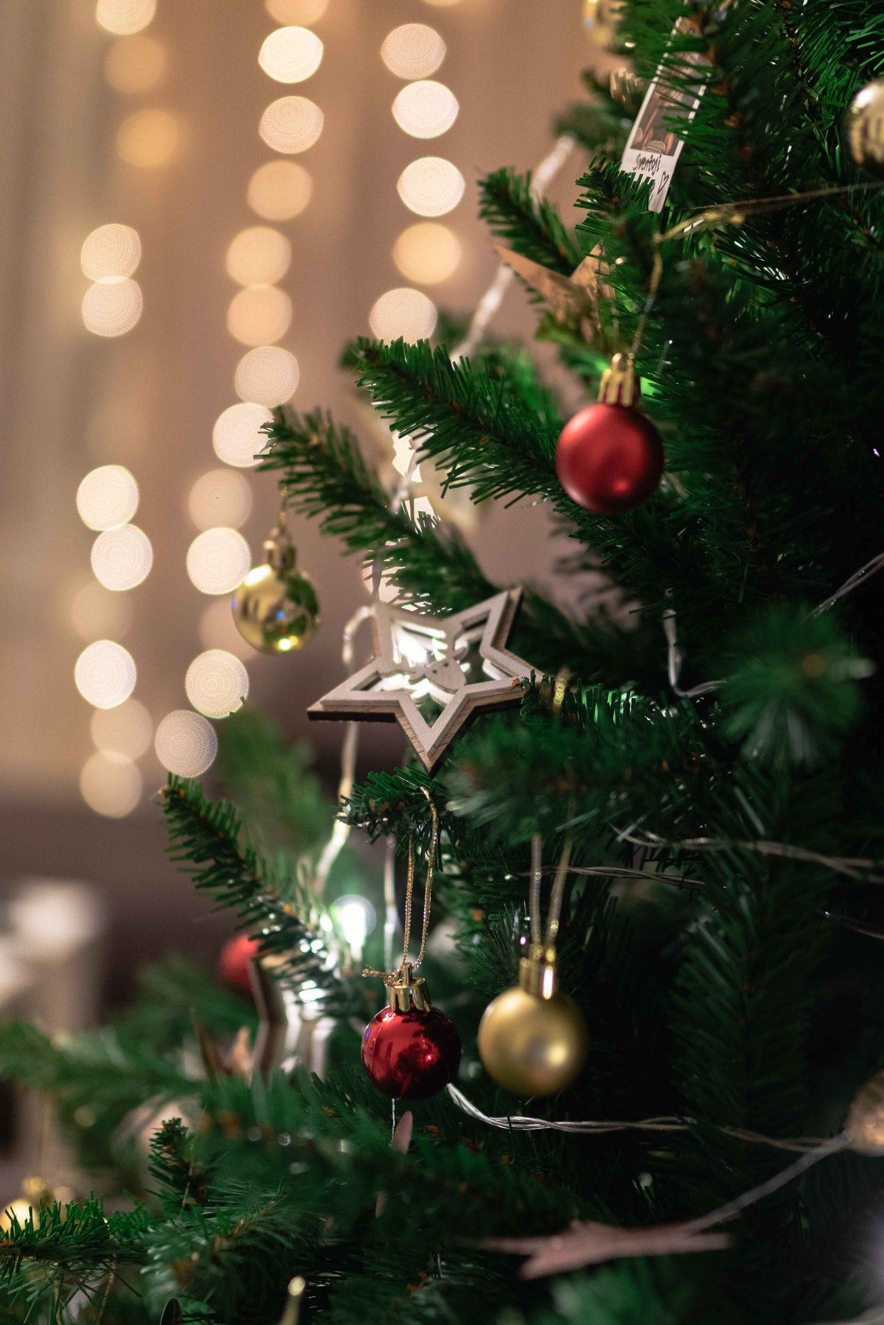 A christmas tree with decorations | Photo: Pexels