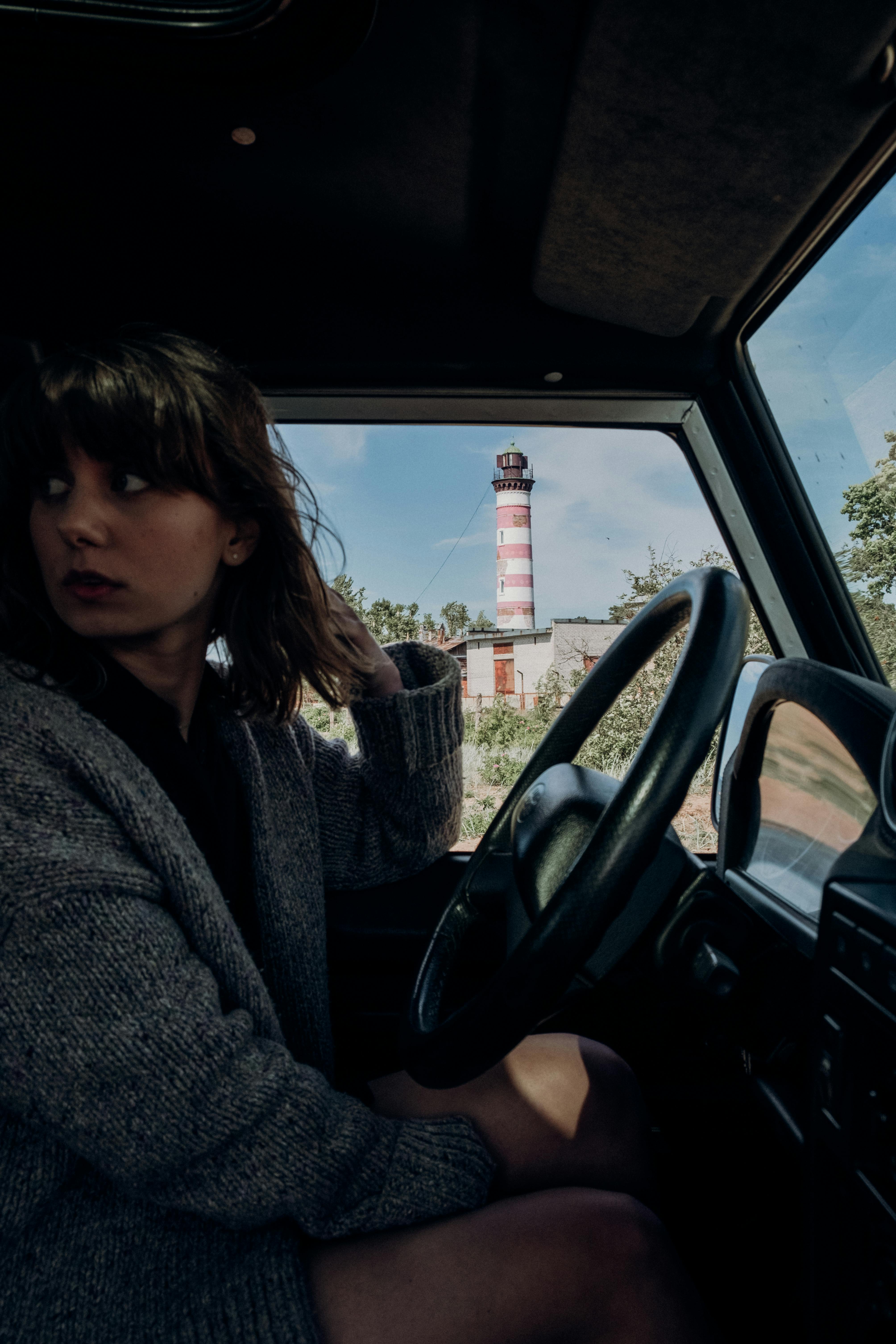 A surprised woman looking back while in a car | Source: Pexels