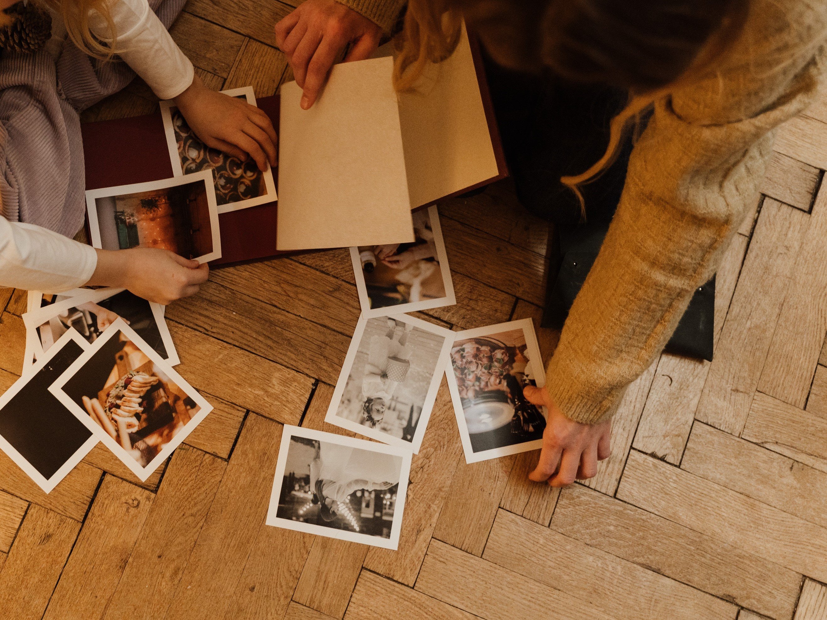 OP recognizes her grandma in an old family picture | Photo: Pexels