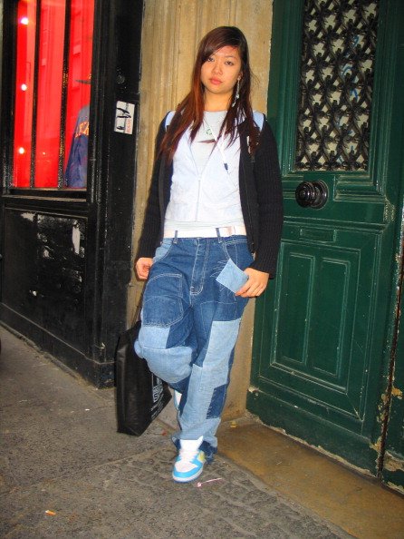 La mode du «pantalon bouffant» ou des jeans tailles XXL et plus: fille en jean surtaille très bas sous la taille avec une petite moulure supérieure avantageusement pour marquer le contraste. | Photo : Getty Images