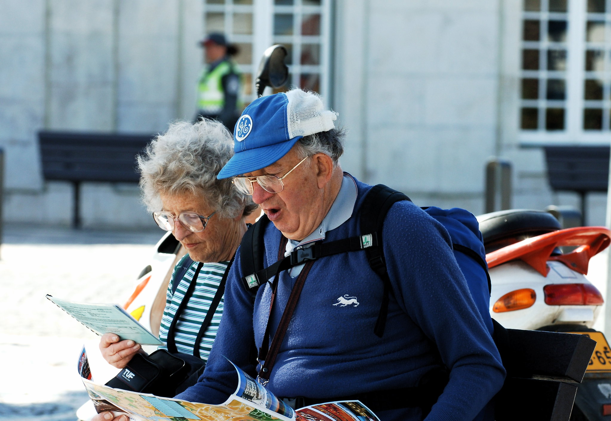 An elderly couple touring together | Source: flickr