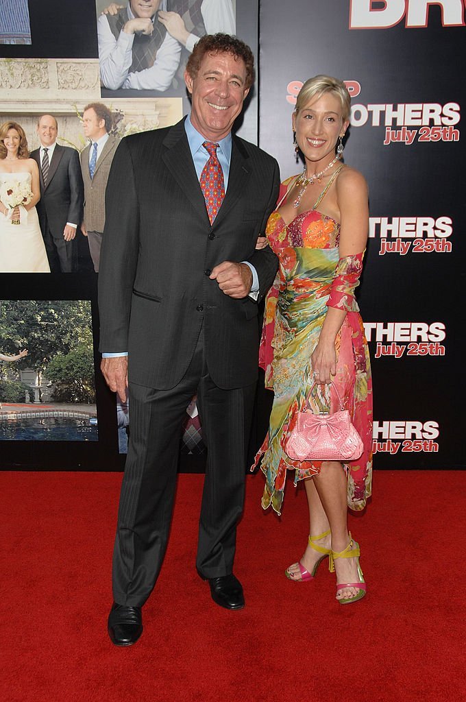 Barry Williams and Elizabeth Kennedy attend the premiere of Sony Pictures' "Step Brothers" at the Mann Village Theater on July 15, 2008. | Photo: GettyImages