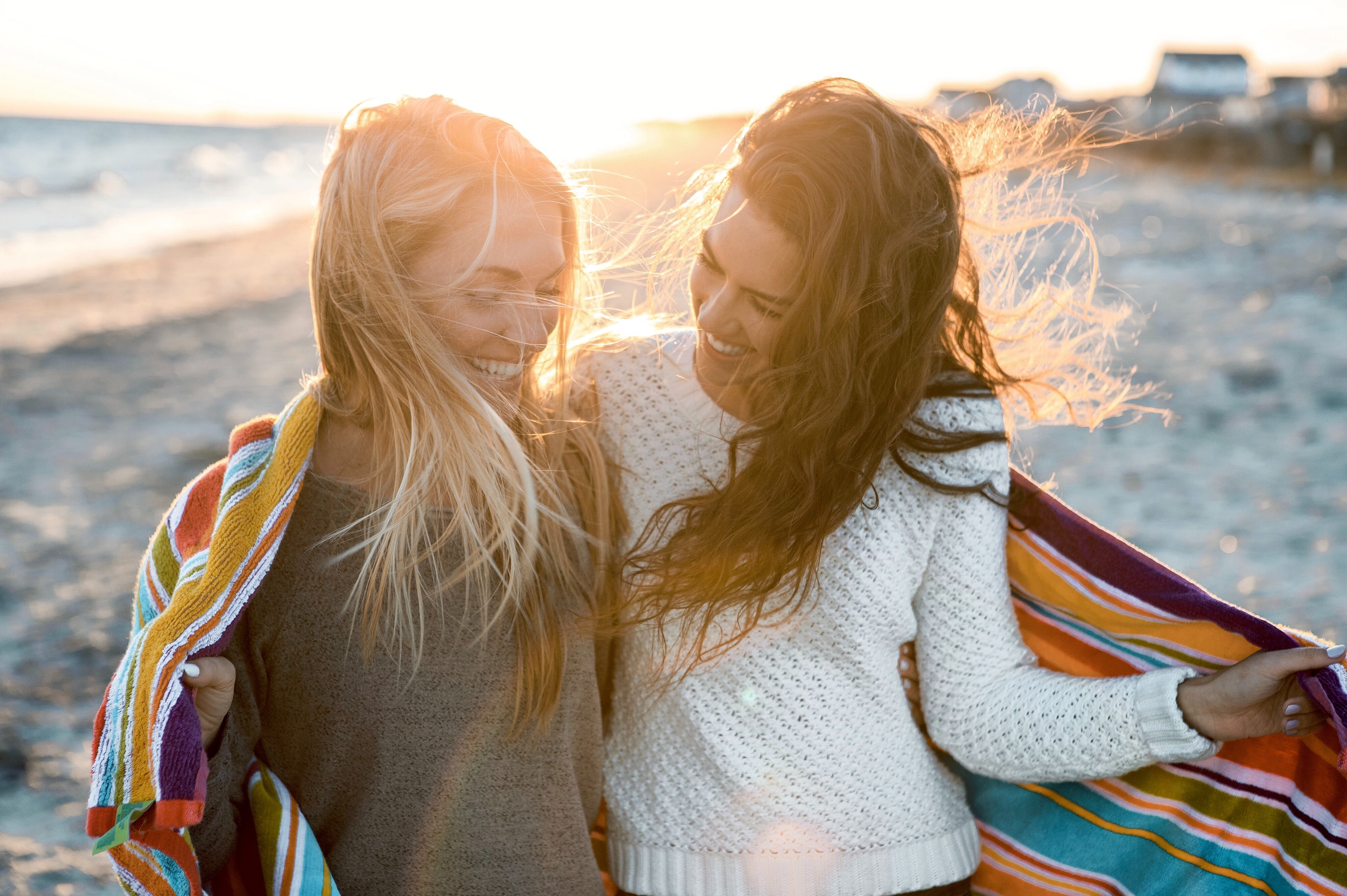 Two women hanging out at the seashore. | Source: Unsplash
