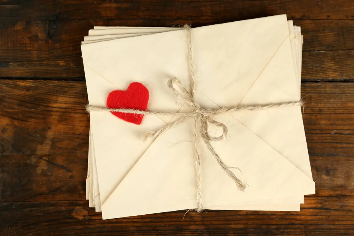 Une pile de lettres d'amour. | Photo: Shutterstock