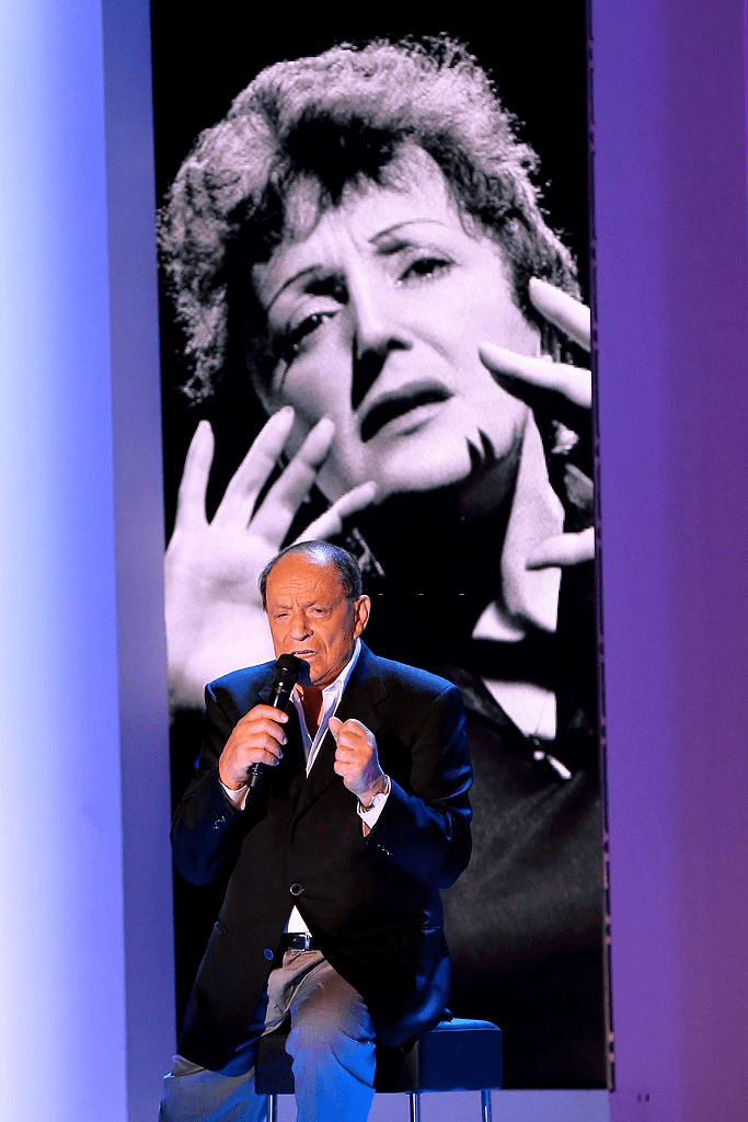 PARIS, FRANCE - 30 OCTOBRE : Le chanteur Charles Dumont se produit à l'émission de télévision française "Vivement Dimanche" au Pavillon Gabriel le 30 octobre 2013 à Paris, France. | Photo : Getty Images