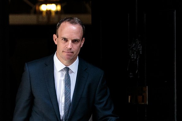 Dominic Raab quitte le numéro 10 Downing Street après avoir été nommé secrétaire du Brexit par le Premier ministre britannique Theresa May à Londres, en Angleterre. | Photo : Getty Images Dominic Raab quitte le numéro 10 Downing Street après avoir été nommé secrétaire du Brexit par le Premier ministre britannique Theresa May à Londres, en Angleterre. | Photo : Getty Images