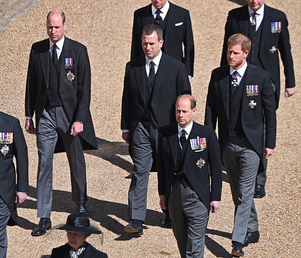 Le prince William, Peter Phillips et le prince Harry, suivent le cercueil du prince Philip. | Photo : Getty Images