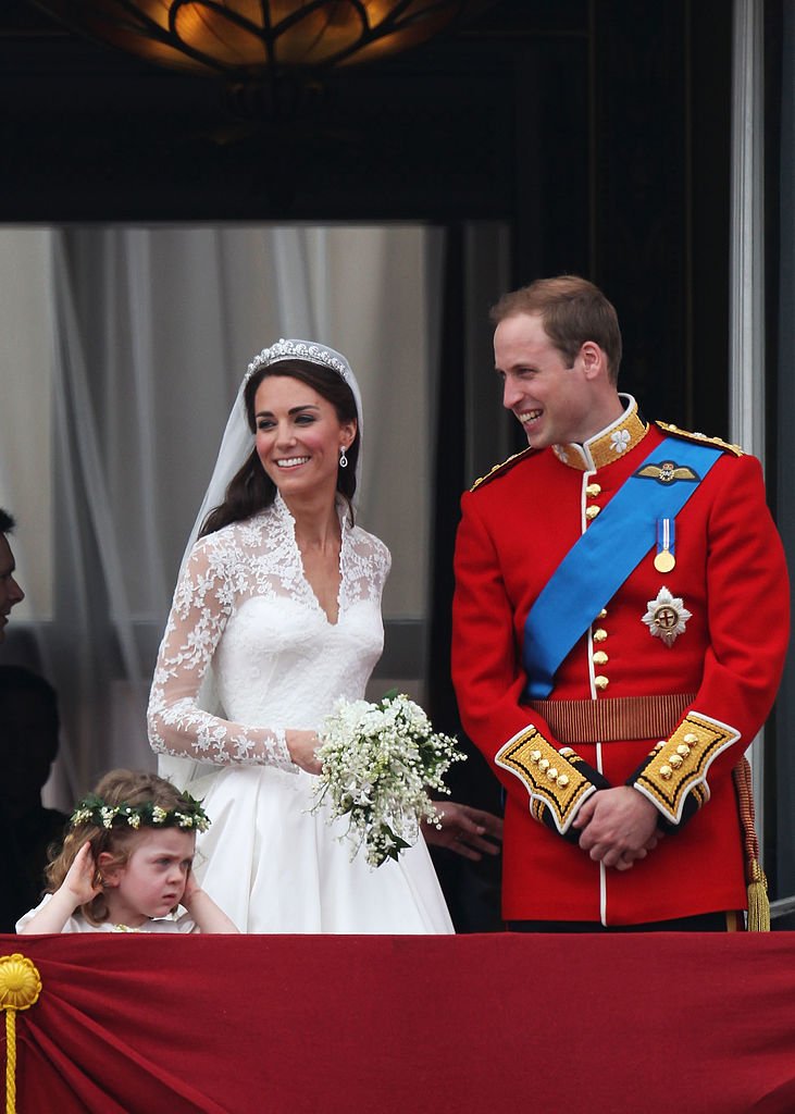 Le prince William, duc de Cambridge, Catherine, duchesse de Cambridge et les demoiselles d'honneur Grace Van Cutsem (à gauche) et Margarita Armstrong-Jones saluent les sympathisants depuis le balcon du palais de Buckingham le 29 avril 2011 à Londres | Photo : Getty Images